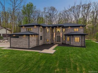 6675 College Park Drive, Springfield Charter Township, MI 48346