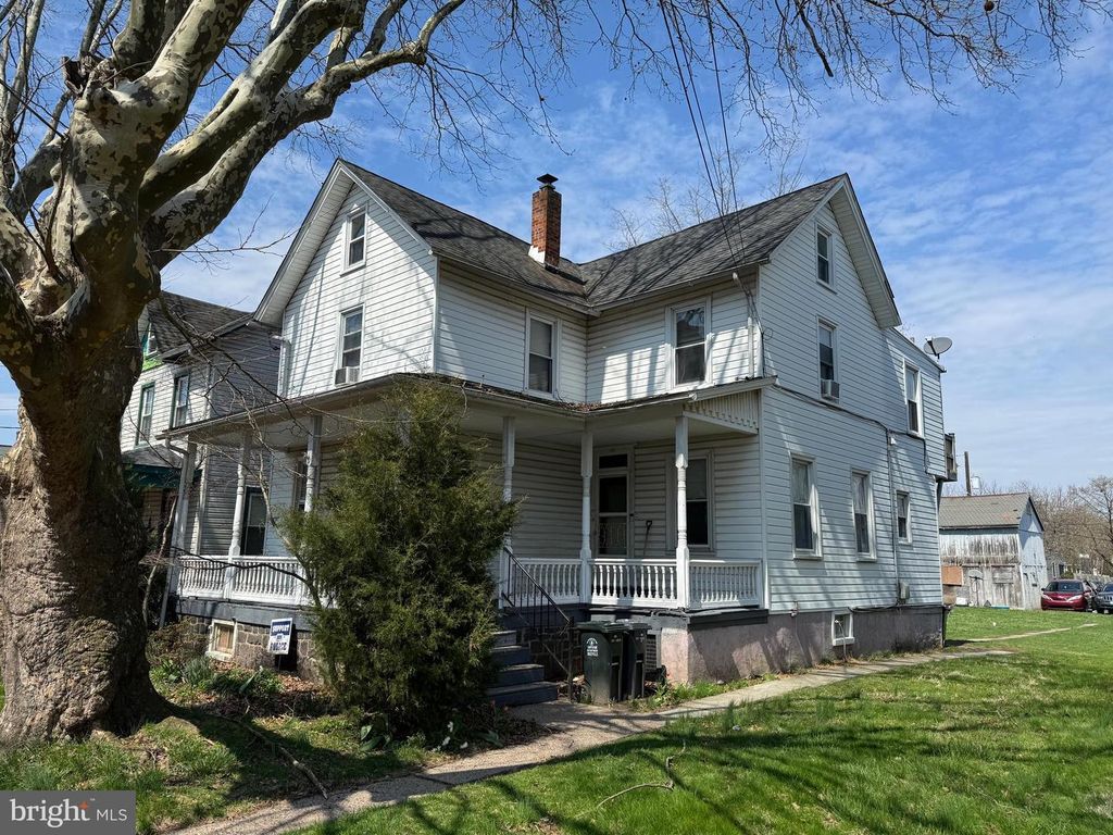 205 ERIE AVE, Quakertown, PA 18951