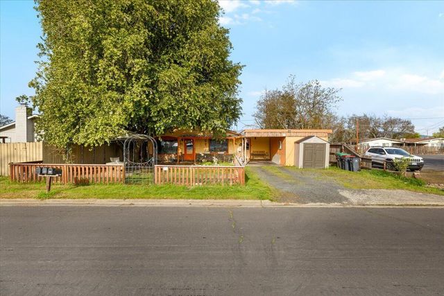 32 Chestnut Avenue, Medford, OR 97501