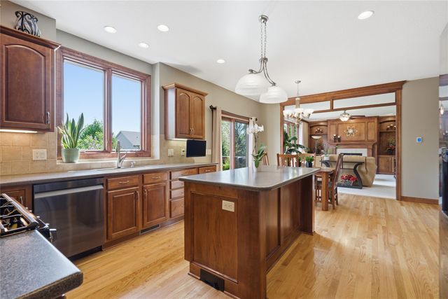 6625 Peckham Street, Johnston, IA 50131