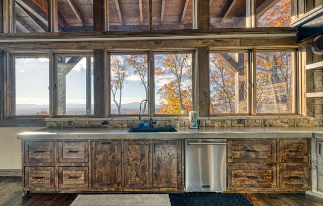 18 Wawayanda Drive, Mineral Bluff, GA 30559