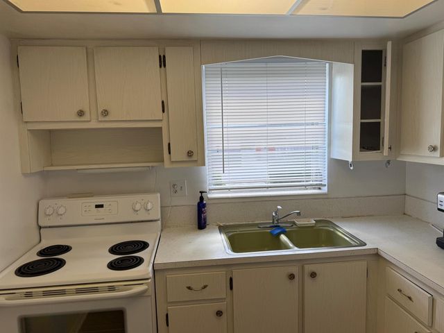 2747 E Dudley Drive F, West Palm Beach, FL 33415