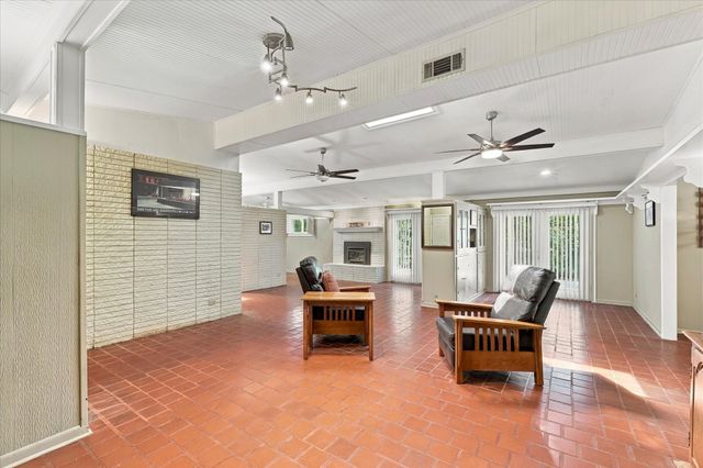 800 Briarwood Boulevard, Arlington, TX 76013