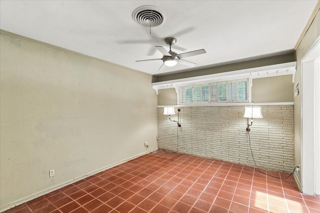 800 Briarwood Boulevard, Arlington, TX 76013
