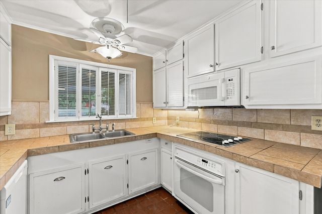 800 Briarwood Boulevard, Arlington, TX 76013