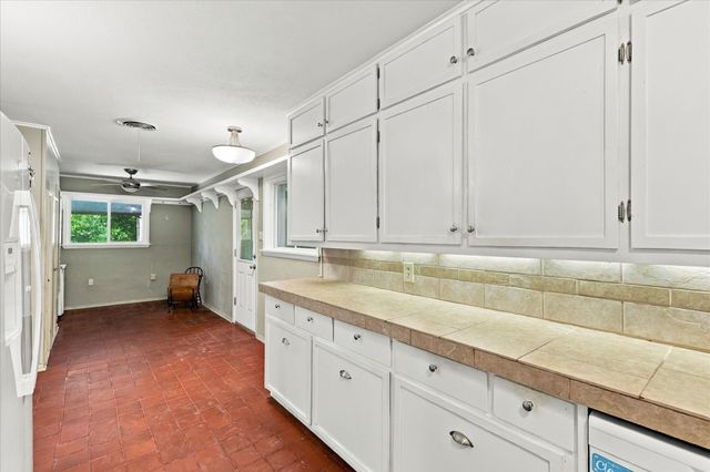 800 Briarwood Boulevard, Arlington, TX 76013