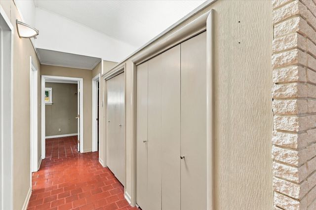 800 Briarwood Boulevard, Arlington, TX 76013
