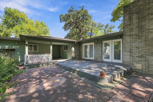800 Briarwood Boulevard, Arlington, TX 76013