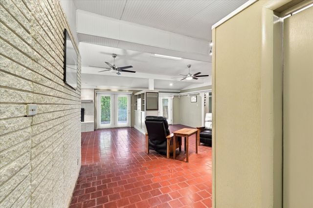 800 Briarwood Boulevard, Arlington, TX 76013