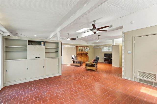 800 Briarwood Boulevard, Arlington, TX 76013