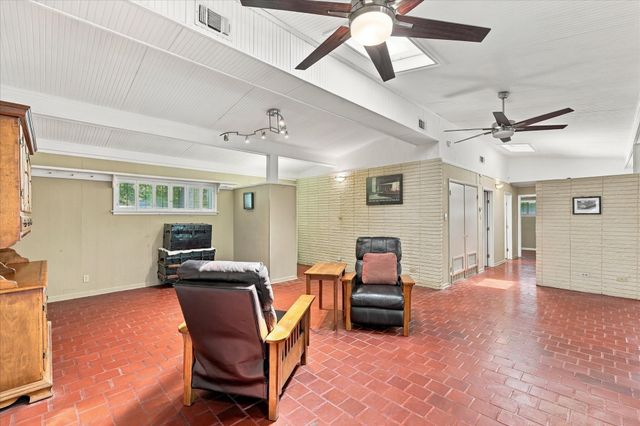 800 Briarwood Boulevard, Arlington, TX 76013