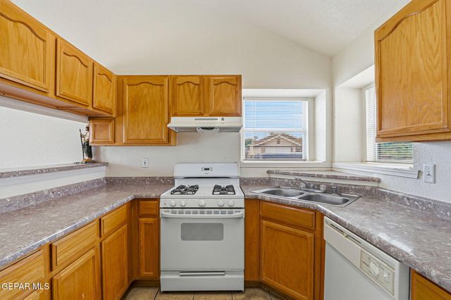 800 Nazareno Street, Horizon City, TX 79928