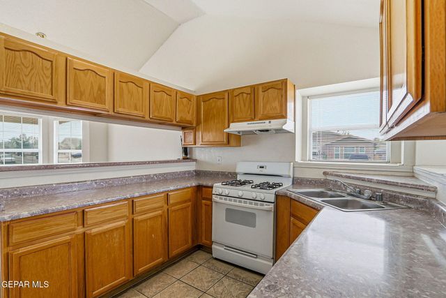 800 Nazareno Street, Horizon City, TX 79928