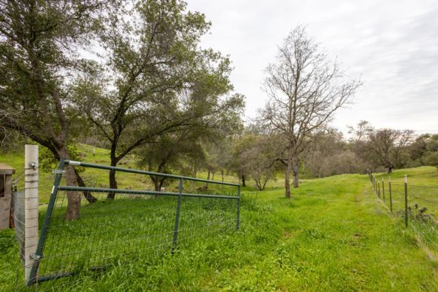 4656 Buckboard Ln, Campo Seco, CA 95226