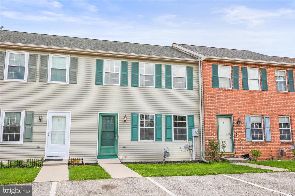 5 OXWOOD CIR, New Oxford, PA 17350