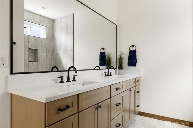 900 NW Shire Street, Oak Harbor, WA 98277