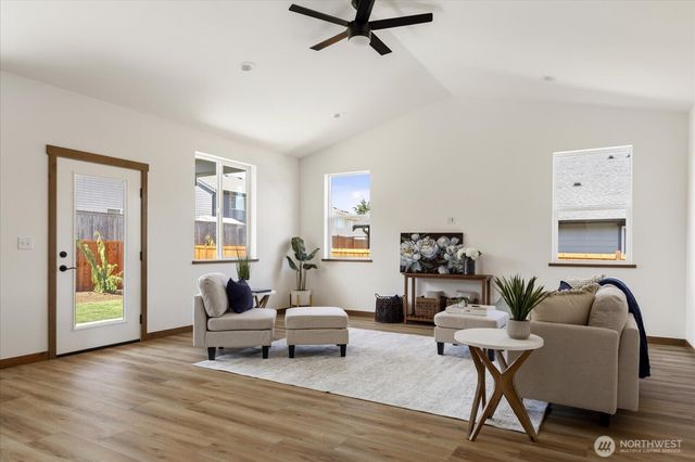 900 NW Shire Street, Oak Harbor, WA 98277