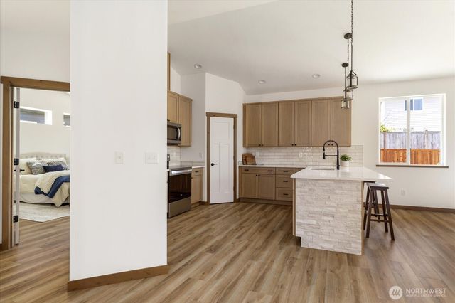 900 NW Shire Street, Oak Harbor, WA 98277