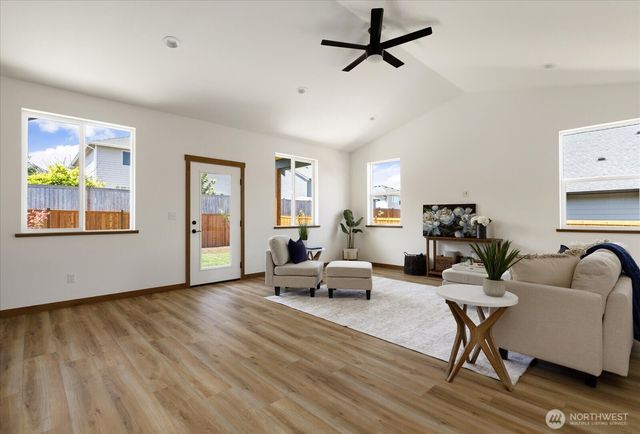 900 NW Shire Street, Oak Harbor, WA 98277