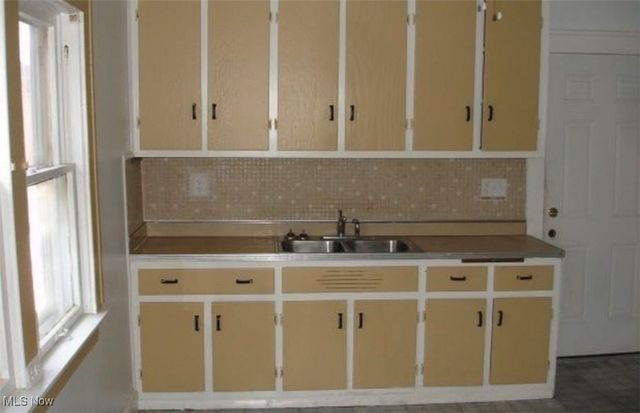 16523 Kipling Avenue, Cleveland, OH 44110