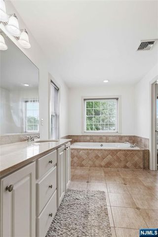 400 Paris Avenue, Northvale, NJ 07647