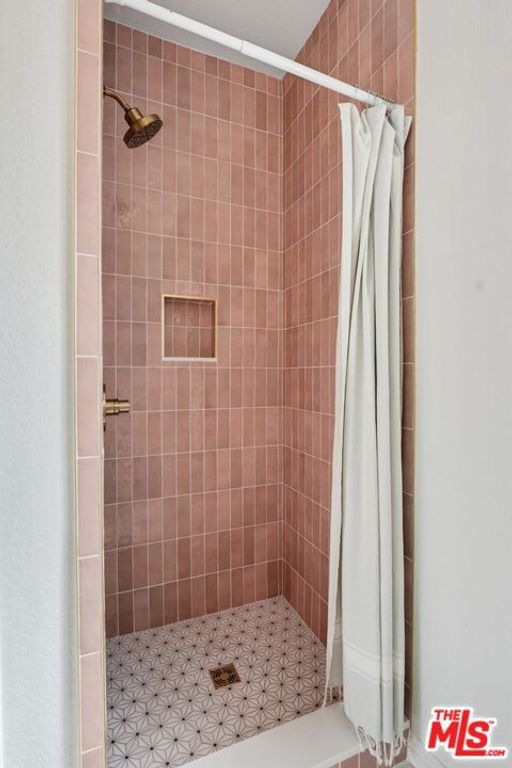 Image 11 of property listing at 3665 Empire Drive 1, Los Angeles, CA 90034