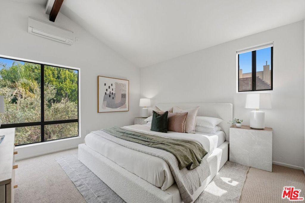 Image 14 of property listing at 3665 Empire Drive 1, Los Angeles, CA 90034