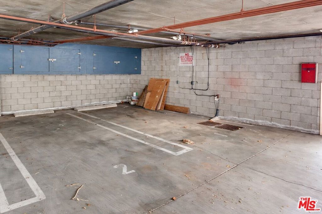 Image 22 of property listing at 3665 Empire Drive 1, Los Angeles, CA 90034