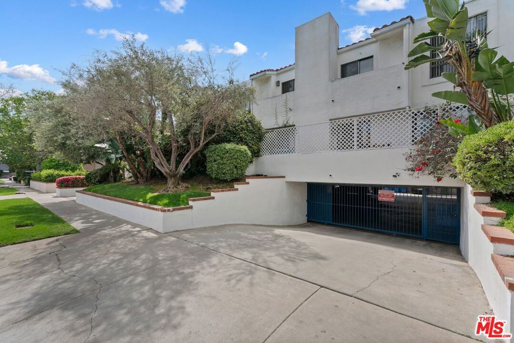 Image 25 of property listing at 3665 Empire Drive 1, Los Angeles, CA 90034