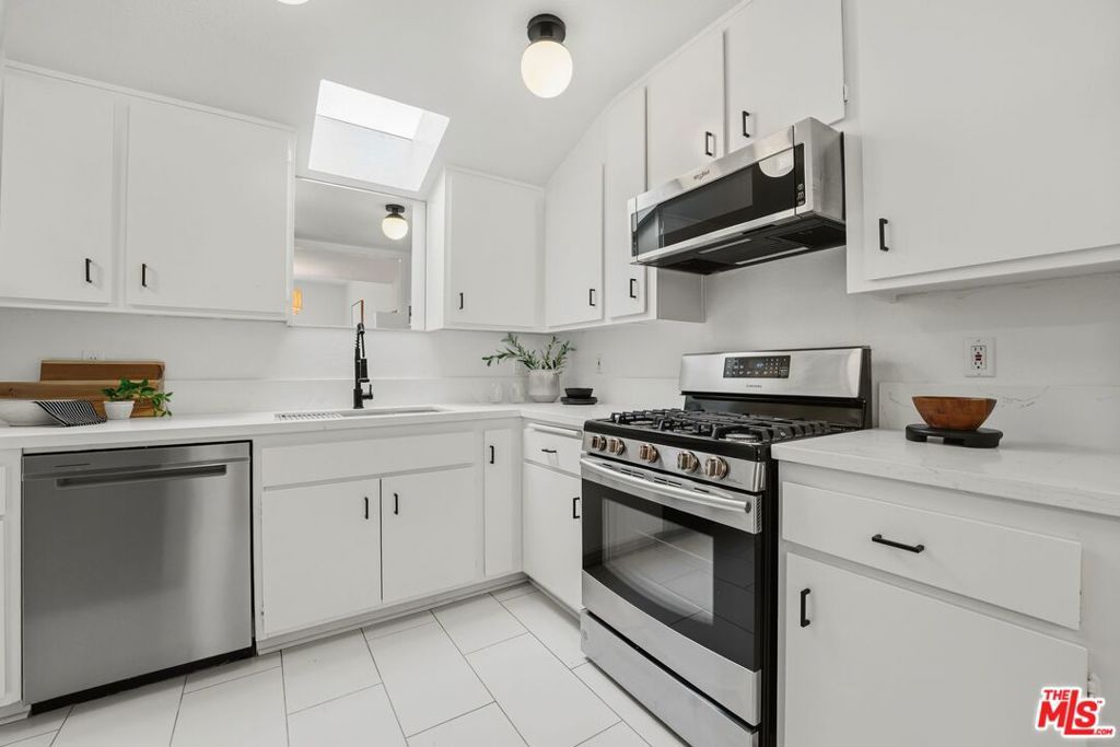 Image 7 of property listing at 3665 Empire Drive 1, Los Angeles, CA 90034