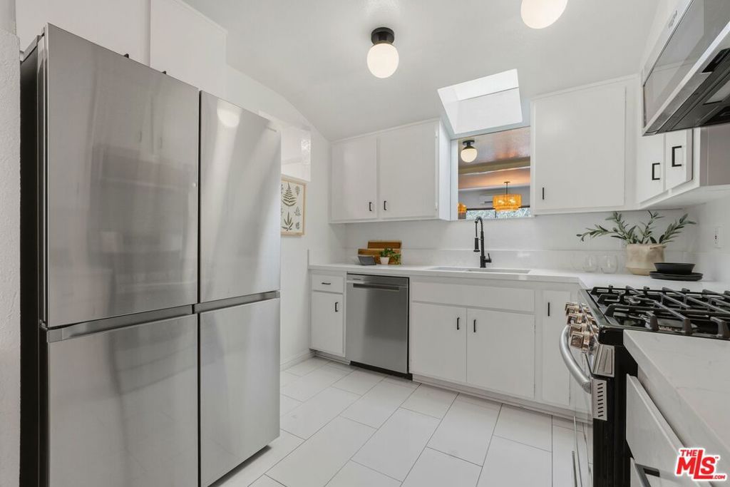 Image 8 of property listing at 3665 Empire Drive 1, Los Angeles, CA 90034