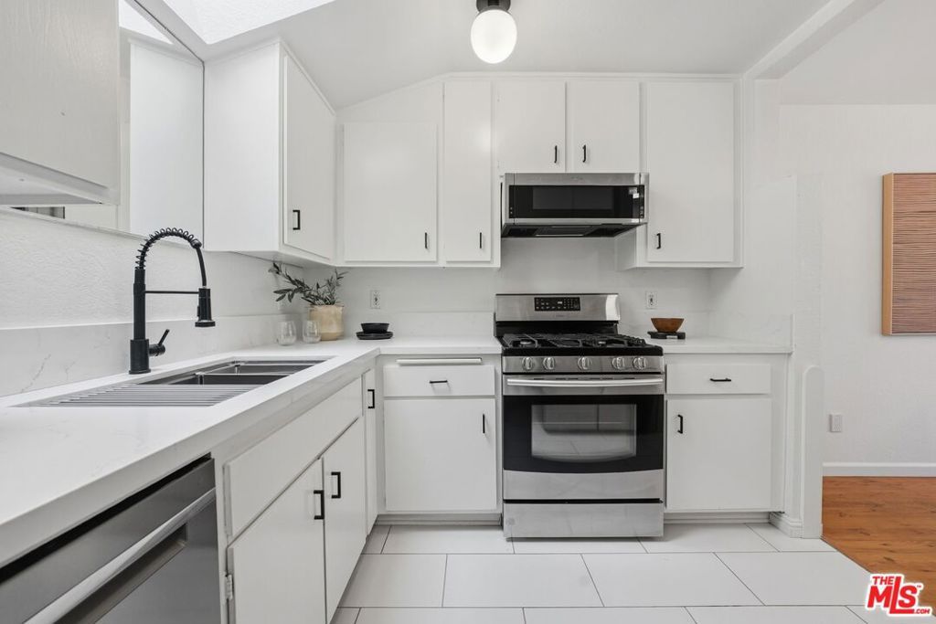 Image 9 of property listing at 3665 Empire Drive 1, Los Angeles, CA 90034