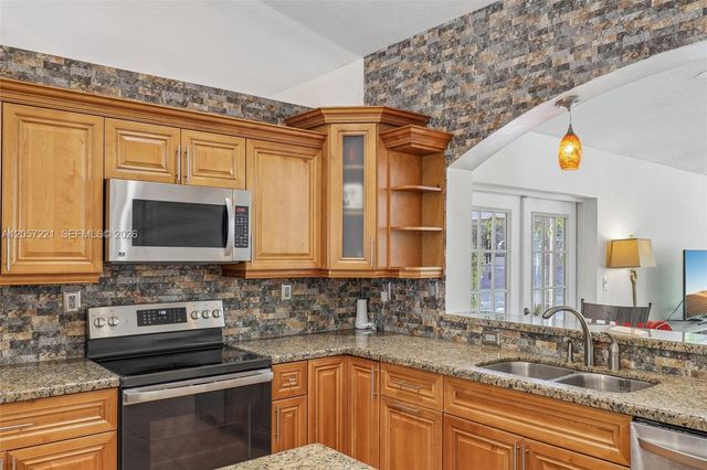 13100 NW 11th Dr, Sunrise, FL 33323