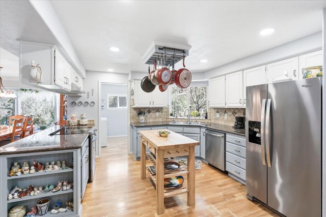 916 Ferry Road, Grants Pass, OR 97526