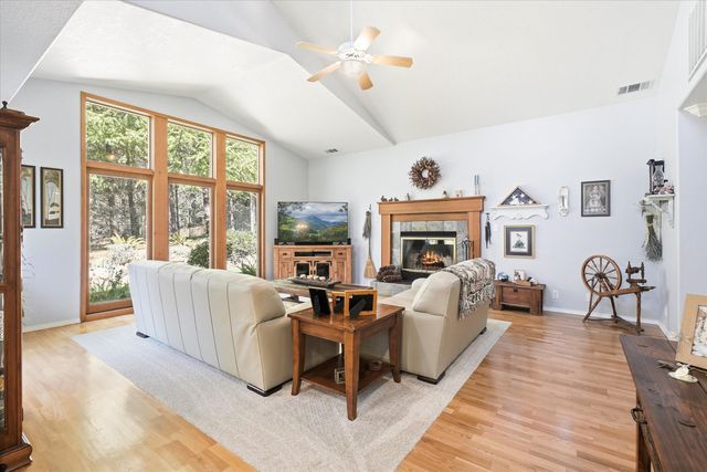 916 Ferry Road, Grants Pass, OR 97526