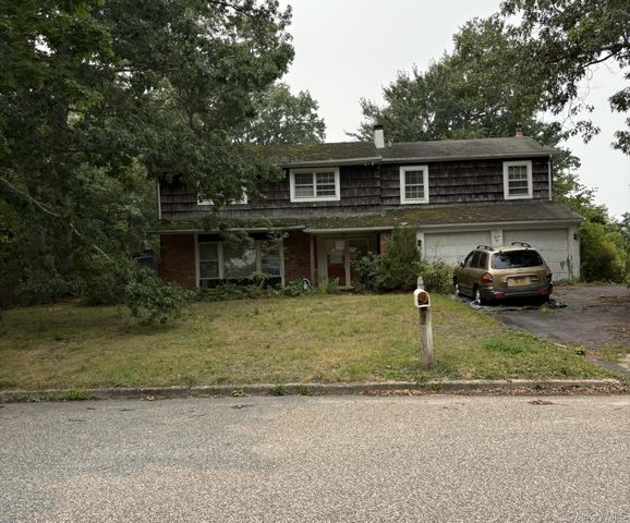 36 Forest Lane, Coram, NY 11727