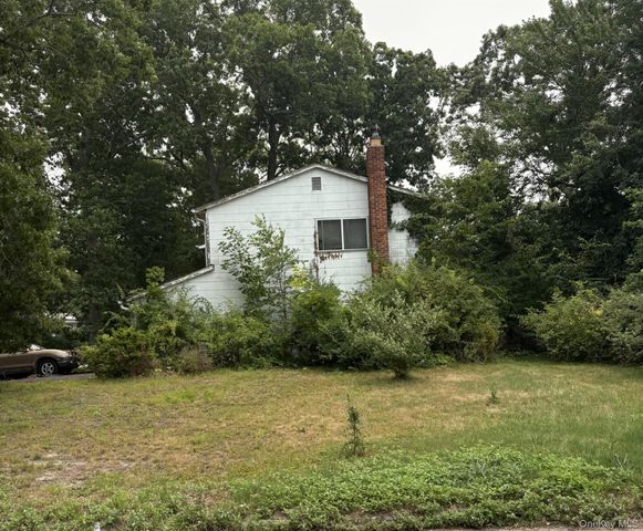 36 Forest Lane, Coram, NY 11727