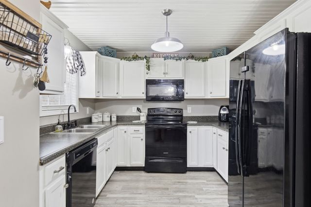 916 Excalibur Dr, Clarksville, TN 37040