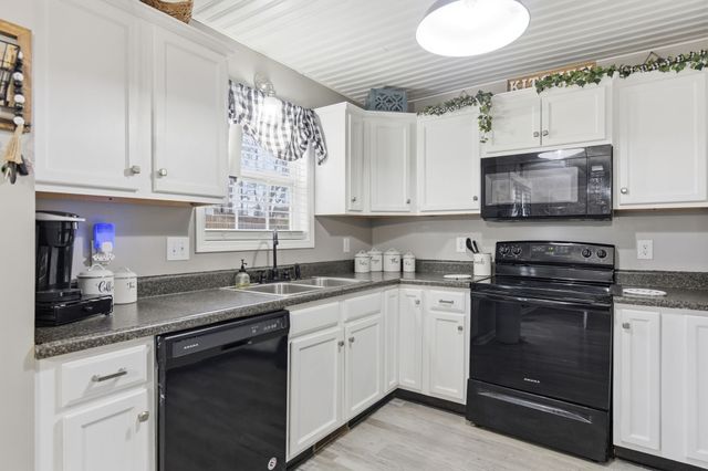 916 Excalibur Dr, Clarksville, TN 37040