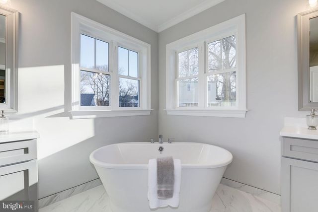 2119 N HARRISON ST, Arlington, VA 22205