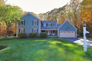 11 Fairway Ln, Medway, MA 02053