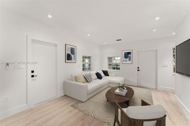 1880 NE 180th St, North Miami Beach, FL 33162