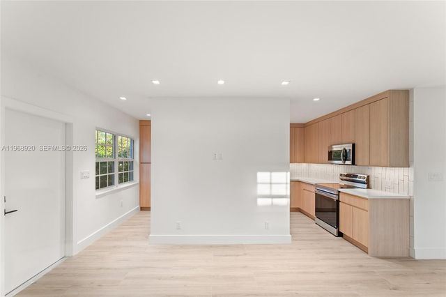 1880 NE 180th St, North Miami Beach, FL 33162