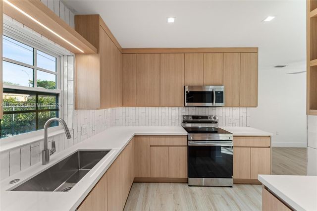 1880 NE 180th St, North Miami Beach, FL 33162