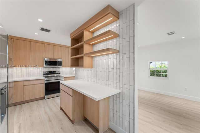 1880 NE 180th St, North Miami Beach, FL 33162