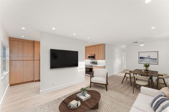 1880 NE 180th St, North Miami Beach, FL 33162