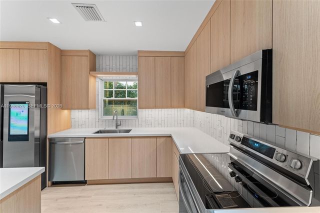 1880 NE 180th St, North Miami Beach, FL 33162