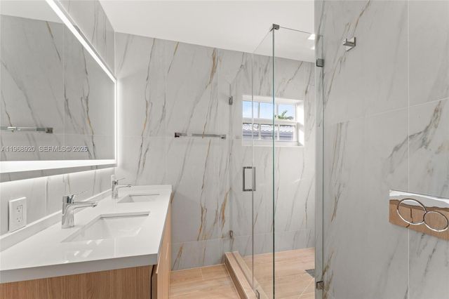 1880 NE 180th St, North Miami Beach, FL 33162