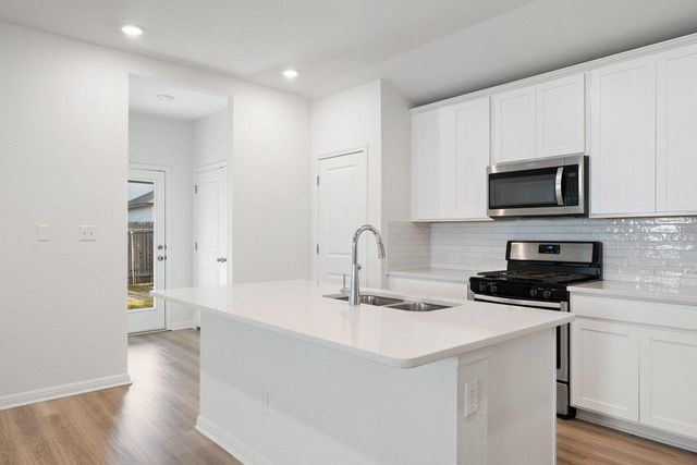 121 Oakdale Meadows LN, Hutto, TX 78634