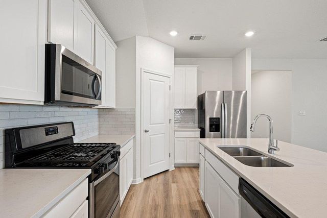 121 Oakdale Meadows LN, Hutto, TX 78634